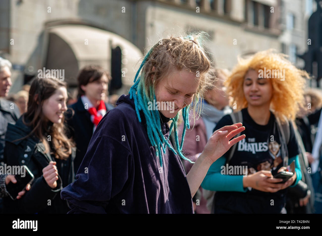 Amsterdam, Nordholland, Niederlande. 12 Apr, 2019. Eine Frau gesehen wird, Tanzen während der Demonstration rund hundert Schüler versammelten sich in der UVA (Universität Amsterdam) mit einem Tanz der Berliner Rave Demos inspiriert zu demonstrieren, gegen die Haushaltskürzungen auf Erziehung und für eine Universität, die alle und wo Schüler und Lehrer zugänglich sein können ermutigt werden, frei und kritisch zu denken. Credit: Ana Fernandez/SOPA Images/ZUMA Draht/Alamy leben Nachrichten Stockfoto