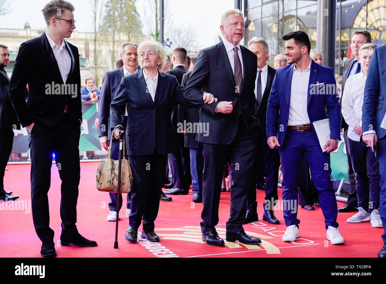 Rust, Deutschland. 12 Apr, 2019. Boris Becker und seiner Mutter Elvira Becker (beide M) kommen in den Europa-Park für die Radio Regenbogen Awards. Foto: Uwe Anspach/dpa/Alamy leben Nachrichten Stockfoto