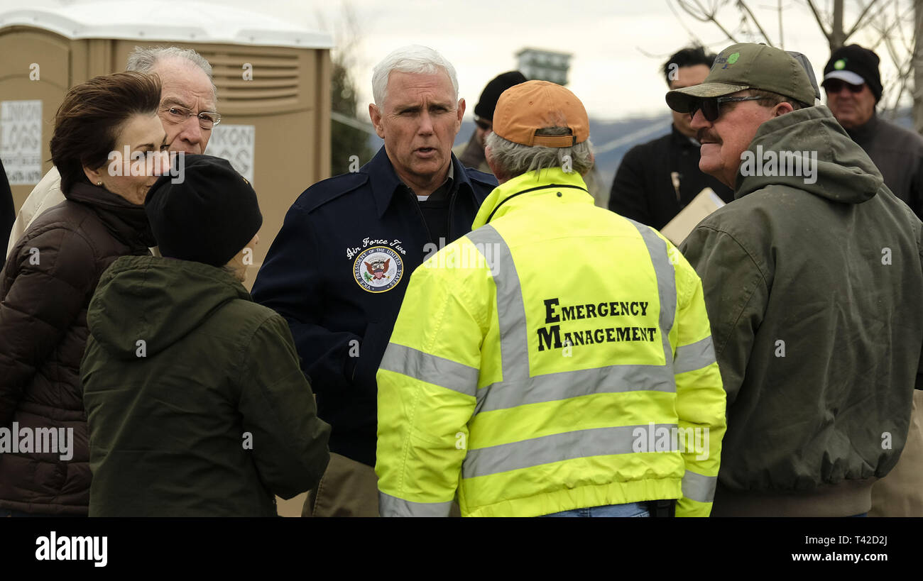 Pacific Junction, Iowa, USA. 12 Apr, 2019. U.S. Vice President MIKE PENCE (R) Zentrum, Gespräche mit lokalen FEMA Management, Center, zusammen mit Sen JONI ERSNT (R), Links, Iowa reg. KIM REYNOLDS (R) und Senator Chuck Grassley (R) und Dennis Lincoln, links Inhaber der Bauernhof, alle vier Politiker waren an der Lincoln Ridgeview Betriebe Freitag, 12. April 2019 in der Nähe von Pacific Junction, Iowa. Quelle: Jerry Mennenga/ZUMA Draht/Alamy leben Nachrichten Stockfoto