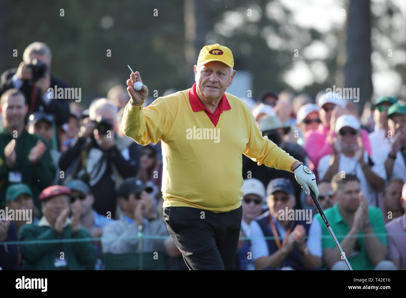 Ehrenmitglieder Starter der USA Jack Nicklaus Wellen auf die Menschenmenge auf dem ersten T-Stück während der zeremoniellen Start in der ersten Runde des Masters 2019-Turnier an der Augusta National Golf Club in Augusta, Georgia, Vereinigte Staaten von Amerika, am 11. April 2019. Credit: Koji Aoki/LBA SPORT/Alamy leben Nachrichten Stockfoto