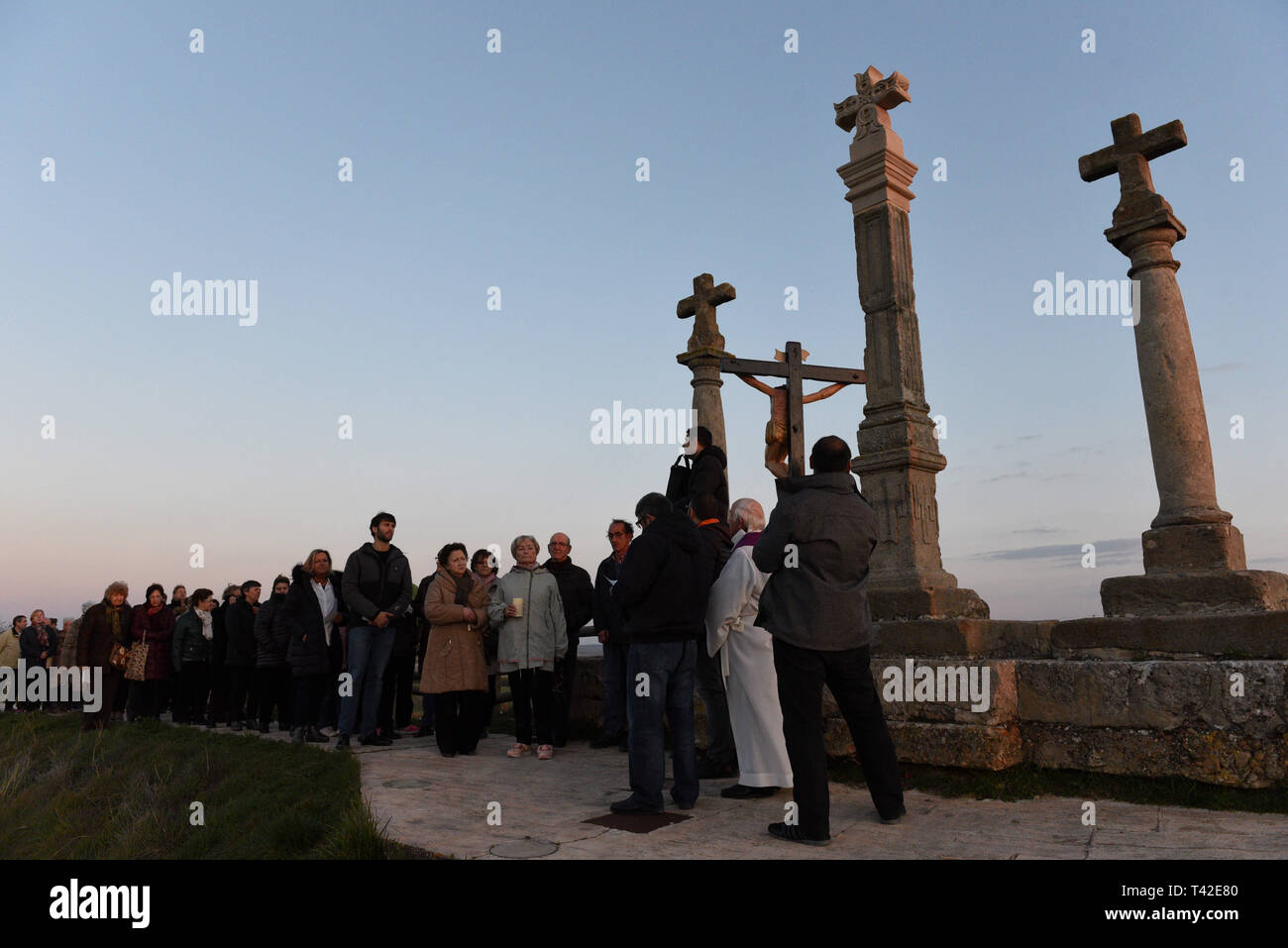 Almazan, Spanien. 12 Apr, 2019. Büßer sind während der "Viernes de Dolores' Prozession in AlmazÃ¡n, nördlich von Spanien. Viernes de Dolores (Freitag der Schmerzen) gesehen erfolgt an einem Freitag vor Palmsonntag. Dieser Tag der spanischen Regierung räumt der Ablaß zu mehreren Insassen im Gefängnis, die von religiösen Bruderschaften benannt sind. Diese Praxis nutzen rund 15 Häftlinge ein Jahr in Spanien und es im Jahr 1759, als Sträflinge in Malaga randaliert, weil ein Ausbruch der Pest bedeutete Prozessionen der Karwoche Stornierung konfrontiert begonnen. Credit: ZUMA Press, Inc./Alamy leben Nachrichten Stockfoto