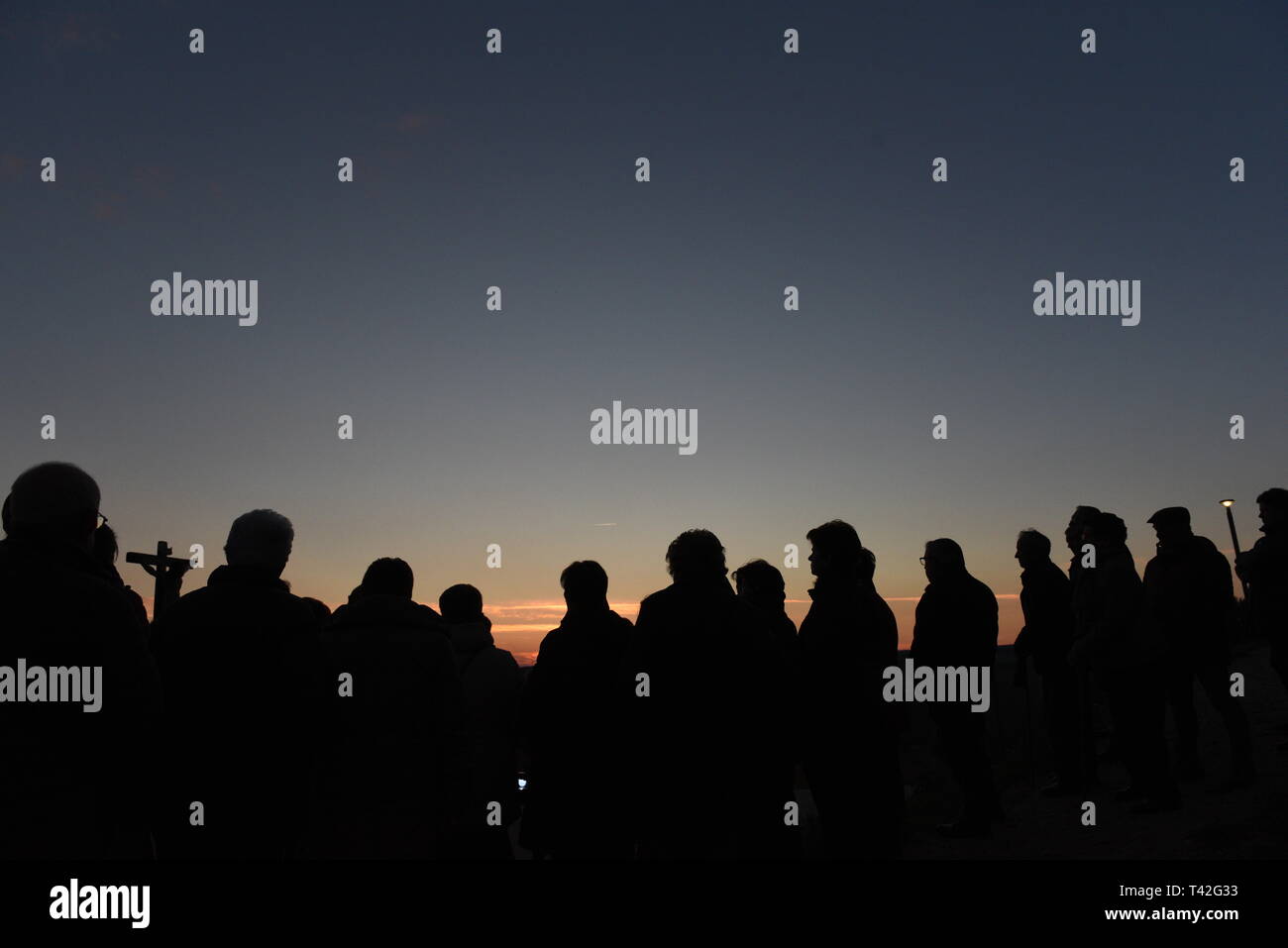 Büßer sind während der "Viernes de Dolores' Prozession in Guijuelo, nördlich von Spanien gesehen. Viernes de Dolores (Freitag der Schmerzen) erfolgt an einem Freitag vor Palmsonntag. Dieser Tag der spanischen Regierung räumt der Ablaß zu mehreren Insassen im Gefängnis, die von religiösen Bruderschaften benannt sind. Diese Praxis nutzen rund 15 Häftlinge ein Jahr in Spanien und es im Jahr 1759, als Sträflinge in Malaga randaliert, weil ein Ausbruch der Pest bedeutete Prozessionen der Karwoche Stornierung konfrontiert begonnen. Stockfoto