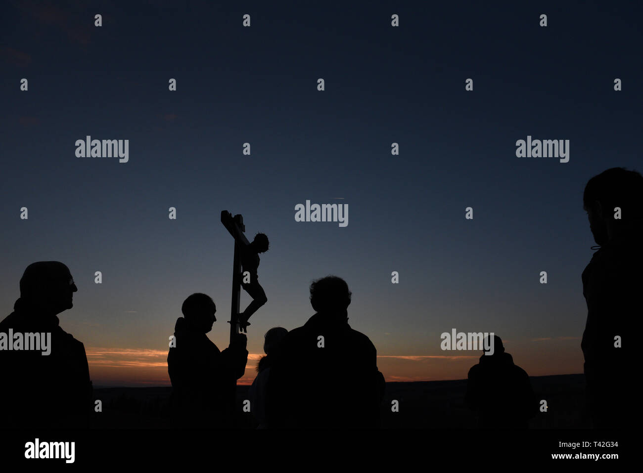 Büßer sind während der "Viernes de Dolores' Prozession in Guijuelo, nördlich von Spanien gesehen. Viernes de Dolores (Freitag der Schmerzen) erfolgt an einem Freitag vor Palmsonntag. Dieser Tag der spanischen Regierung räumt der Ablaß zu mehreren Insassen im Gefängnis, die von religiösen Bruderschaften benannt sind. Diese Praxis nutzen rund 15 Häftlinge ein Jahr in Spanien und es im Jahr 1759, als Sträflinge in Malaga randaliert, weil ein Ausbruch der Pest bedeutete Prozessionen der Karwoche Stornierung konfrontiert begonnen. Stockfoto