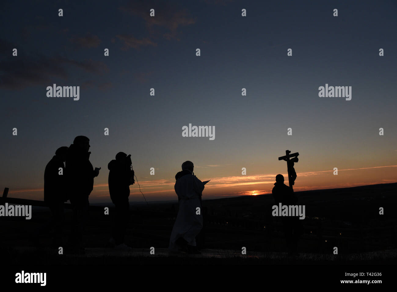 Büßer sind während der "Viernes de Dolores' Prozession in Guijuelo, nördlich von Spanien gesehen. Viernes de Dolores (Freitag der Schmerzen) erfolgt an einem Freitag vor Palmsonntag. Dieser Tag der spanischen Regierung räumt der Ablaß zu mehreren Insassen im Gefängnis, die von religiösen Bruderschaften benannt sind. Diese Praxis nutzen rund 15 Häftlinge ein Jahr in Spanien und es im Jahr 1759, als Sträflinge in Malaga randaliert, weil ein Ausbruch der Pest bedeutete Prozessionen der Karwoche Stornierung konfrontiert begonnen. Stockfoto