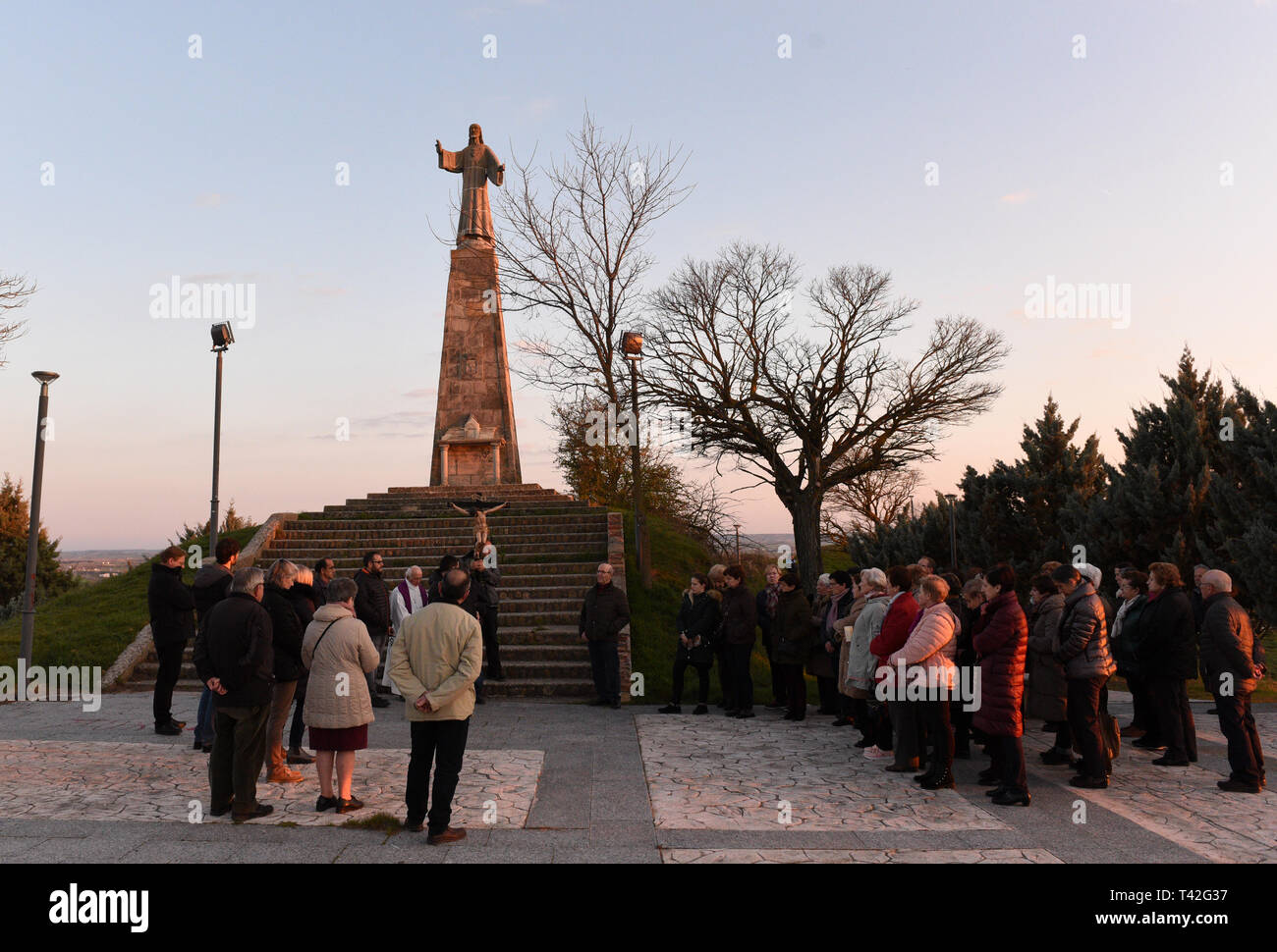 Büßer sind während der "Viernes de Dolores' Prozession in Guijuelo, nördlich von Spanien gesehen. Viernes de Dolores (Freitag der Schmerzen) erfolgt an einem Freitag vor Palmsonntag. Dieser Tag der spanischen Regierung räumt der Ablaß zu mehreren Insassen im Gefängnis, die von religiösen Bruderschaften benannt sind. Diese Praxis nutzen rund 15 Häftlinge ein Jahr in Spanien und es im Jahr 1759, als Sträflinge in Malaga randaliert, weil ein Ausbruch der Pest bedeutete Prozessionen der Karwoche Stornierung konfrontiert begonnen. Stockfoto