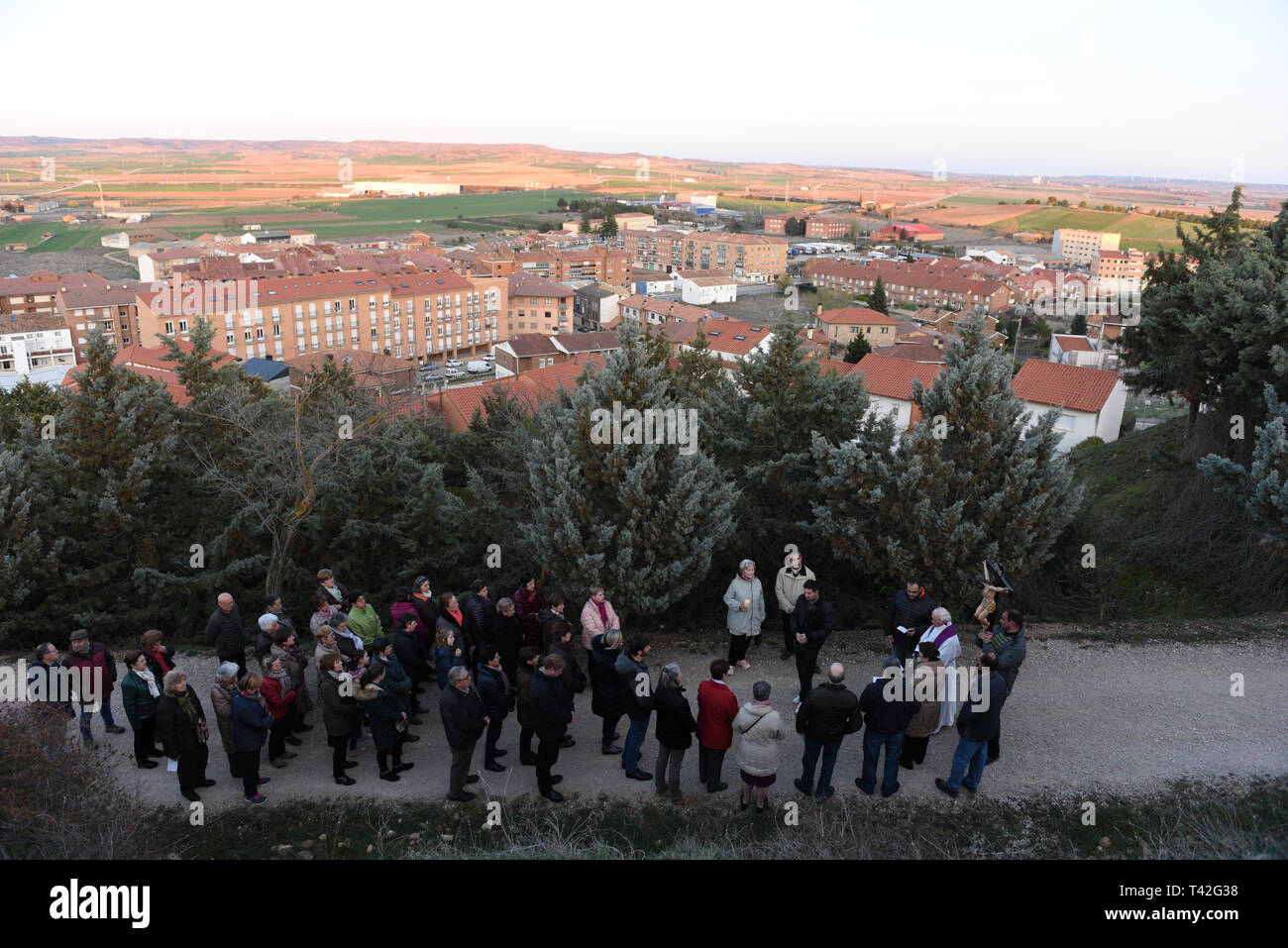 Büßer sind während der "Viernes de Dolores' Prozession in Guijuelo, nördlich von Spanien gesehen. Viernes de Dolores (Freitag der Schmerzen) erfolgt an einem Freitag vor Palmsonntag. Dieser Tag der spanischen Regierung räumt der Ablaß zu mehreren Insassen im Gefängnis, die von religiösen Bruderschaften benannt sind. Diese Praxis nutzen rund 15 Häftlinge ein Jahr in Spanien und es im Jahr 1759, als Sträflinge in Malaga randaliert, weil ein Ausbruch der Pest bedeutete Prozessionen der Karwoche Stornierung konfrontiert begonnen. Stockfoto