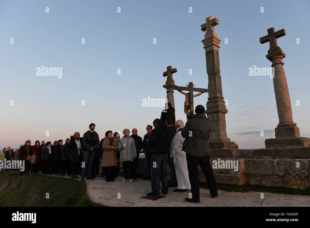 Büßer sind während der "Viernes de Dolores' Prozession in Guijuelo, nördlich von Spanien gesehen. Viernes de Dolores (Freitag der Schmerzen) erfolgt an einem Freitag vor Palmsonntag. Dieser Tag der spanischen Regierung räumt der Ablaß zu mehreren Insassen im Gefängnis, die von religiösen Bruderschaften benannt sind. Diese Praxis nutzen rund 15 Häftlinge ein Jahr in Spanien und es im Jahr 1759, als Sträflinge in Malaga randaliert, weil ein Ausbruch der Pest bedeutete Prozessionen der Karwoche Stornierung konfrontiert begonnen. Stockfoto