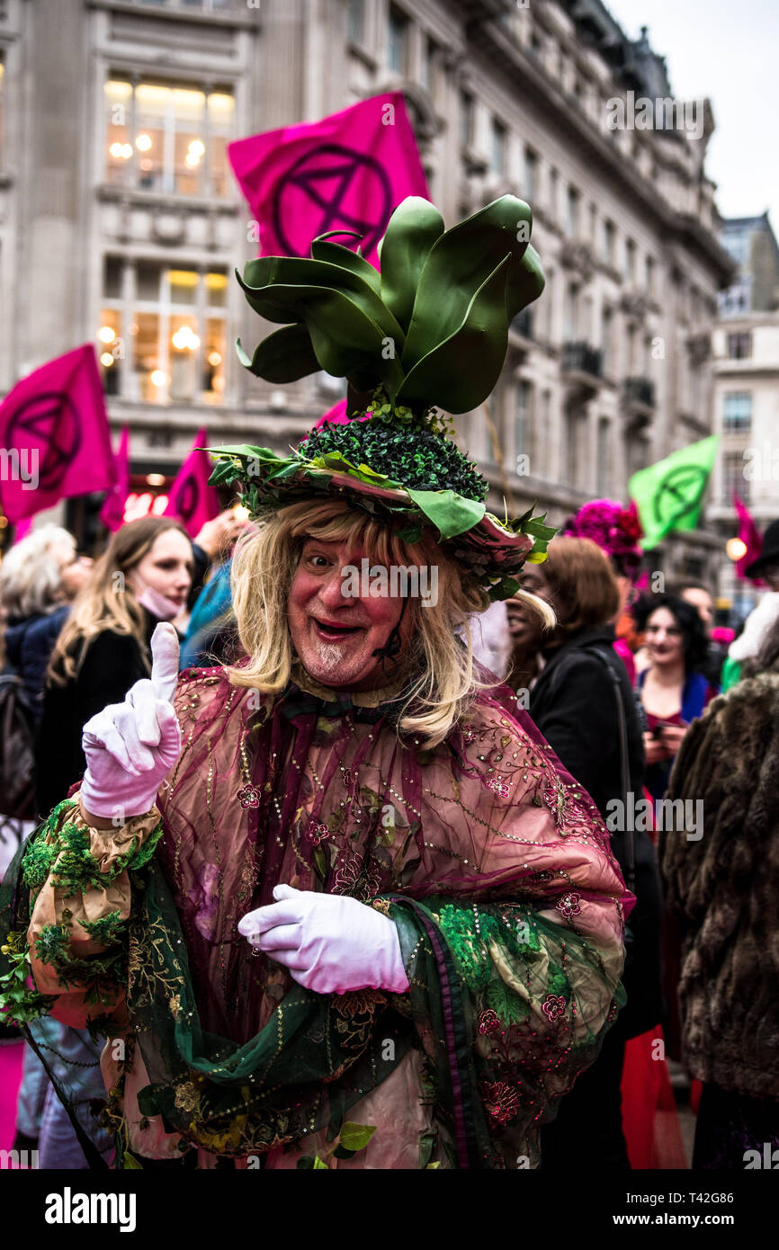 London, Großbritannien. 12 Apr, 2019. Eine männliche aktivistische gesehen präsentiert ein Outfit, während das Aussterben Rebellion Fashion Show in London. Das Aussterben Rebellion Mode Action Group brachten Oxford Circus zum Stillstand durch die Inszenierung eine kreative und symbolische catwalk Titel Mode: Zirkus der Selbstbeteiligung. Ziel ist es, den Alarm über die Rolle der Mode Konsum spielt in der Klima- und Ökologische Not zu erhöhen. Die Modeindustrie ist ein Viertel der weltweit CO2-Budget 2050 in Bekleidung Produktion zu verbrauchen. Credit: SOPA Images Limited/Alamy leben Nachrichten Stockfoto