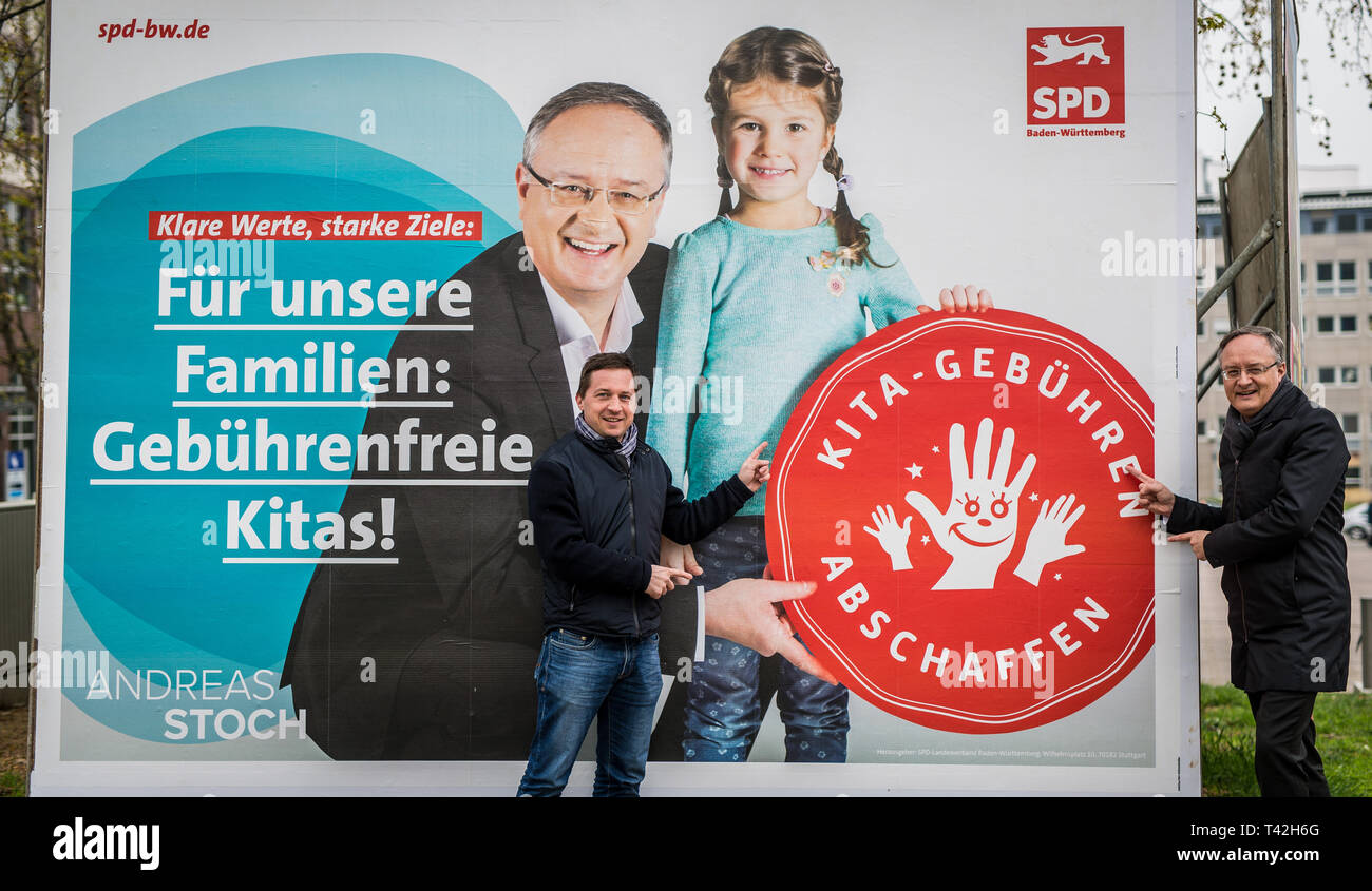 Stuttgart, Deutschland. 13 Apr, 2019. Andreas Stoch (l), Landesvorsitzende der SPD Baden-Württemberg, und Sascha Binder, Generalsekretär der SPD Baden-Württemberg, präsentieren ein SPD-wahlplakat sechs Wochen vor den Kommunalwahlen zum Thema "Abschaffung der Kita Gebühren". Credit: Christoph Schmidt/dpa/Alamy leben Nachrichten Stockfoto