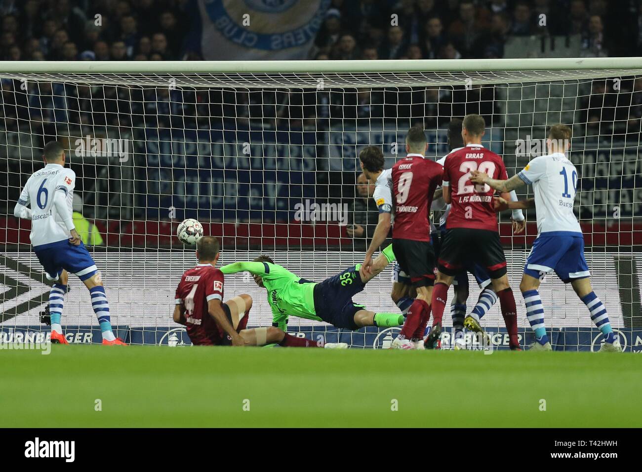 Firo: 12.04.2019, Fuvuball, 1.Bundesliga, Saison 2018/2019, 1. FC NvÃ'Rnberg - FC Schalke 04 1:1, Alexander NvÃºbel, FC Schalke 04, Schalke, Parade, ganze Figur | Verwendung weltweit Stockfoto