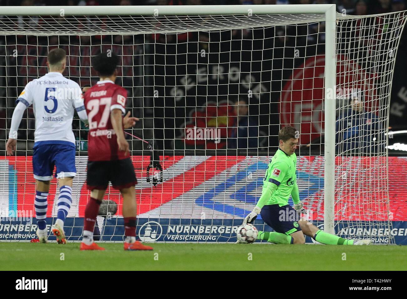 Firo: 12.04.2019, Fuvuball, 1.Bundesliga, Saison 2018/2019, 1. FC NvÃ'Rnberg - FC Schalke 04 1:1, Alexander NvÃºbel, FC Schalke 04, Schalke, vollständige Abbildung, Parade | Verwendung weltweit Stockfoto