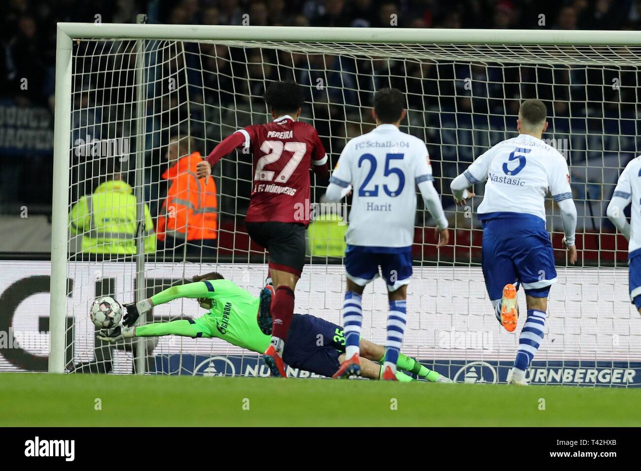 Firo: 12.04.2019, Fuvuball, 1.Bundesliga, Saison 2018/2019, 1. FC NvÃ'Rnberg - FC Schalke 04 1:1, Alexander NvÃºbel, FC Schalke 04, Schalke, vollständige Abbildung, Parade | Verwendung weltweit Stockfoto