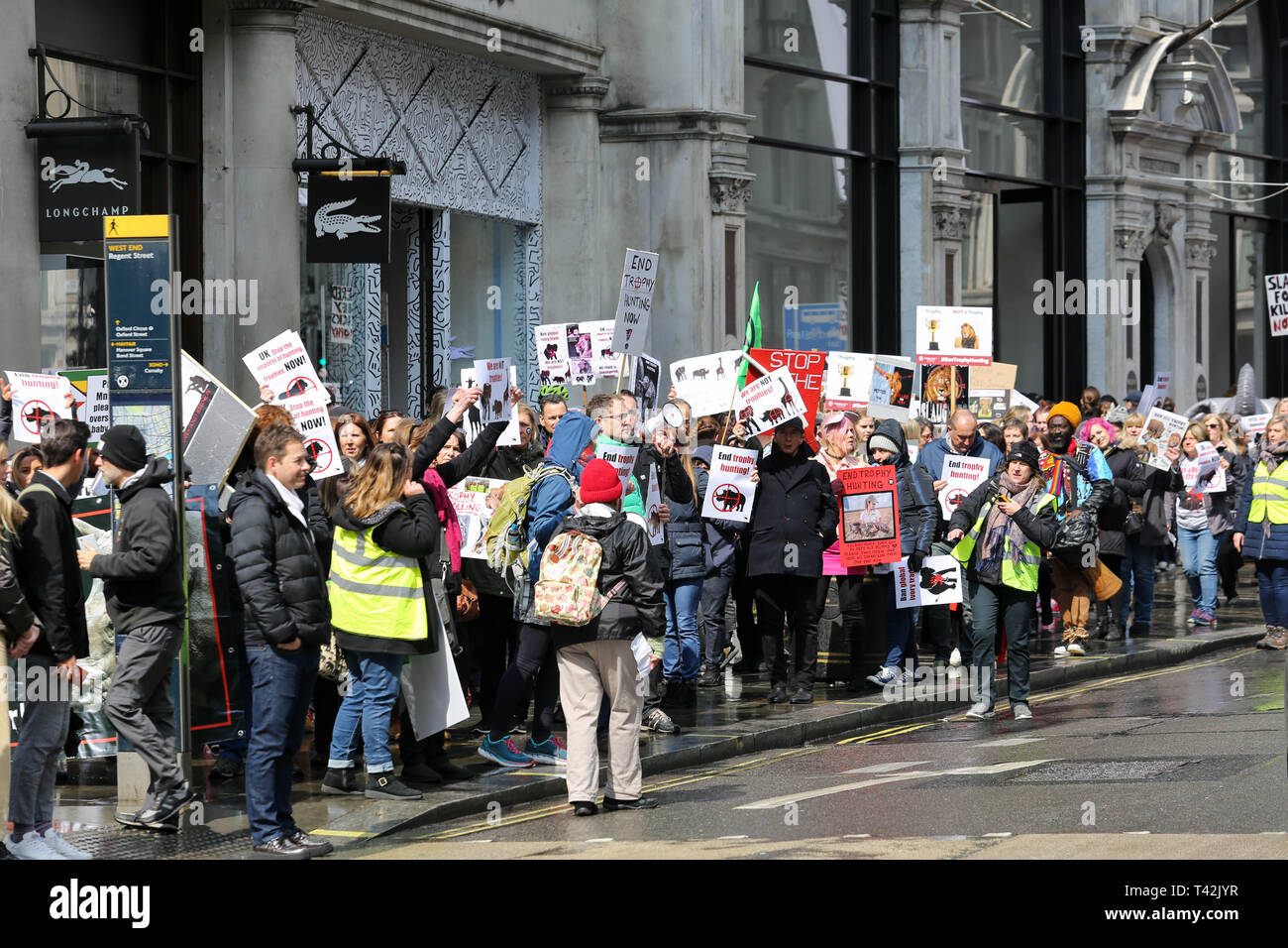 London, Großbritannien. 13. April 2019. Der 5. Weltweiten Marsch für Elefanten und Nashörner März von Cavendish Square Downing Street für einen Tag der Aktion gegen die Trophäenjagd und Bedrohte Tierwelt. Penelope Barritt/Alamy leben Nachrichten Stockfoto