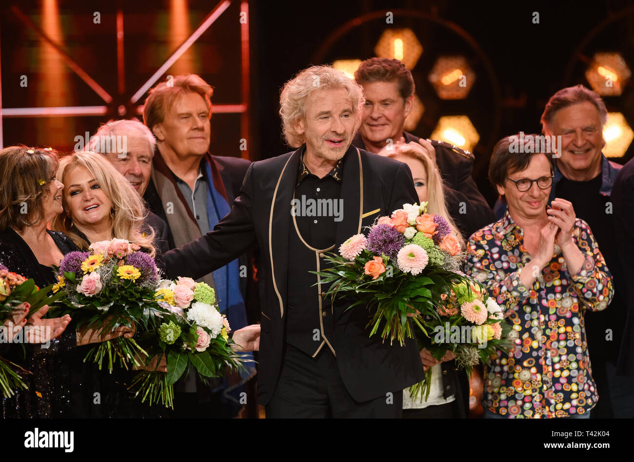 Offenburg, Deutschland. 12 Apr, 2019. Showmaster Thomas Gottschalk (M) ist auf der Bühne am Ende ...