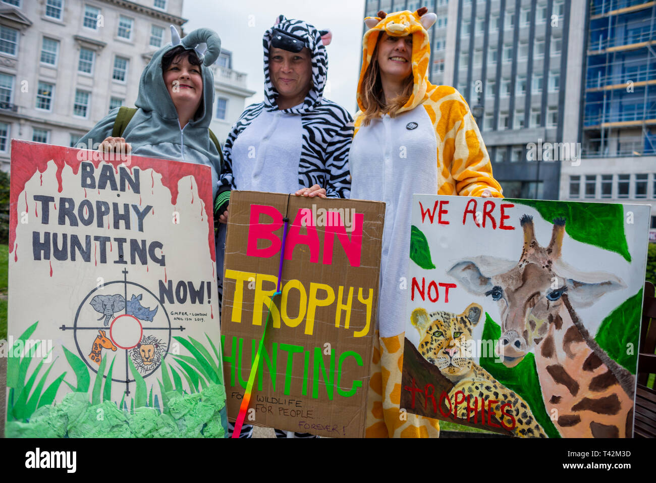 Protestmarsch in London statt an einer Demonstration gegen die drohende Ausrottung der wildlebenden Pflanzen und Tiere und Hervorhebung der Akt der Trophäenjagd insbesondere von Elefanten und Nashörner. Es ist Teil des 5. Globale März für Elefanten und Nashörner und ist zeitlich vor einer Konferenz in Sri Lanka Aufruf an uplist Elefanten zu Anlage I Stockfoto