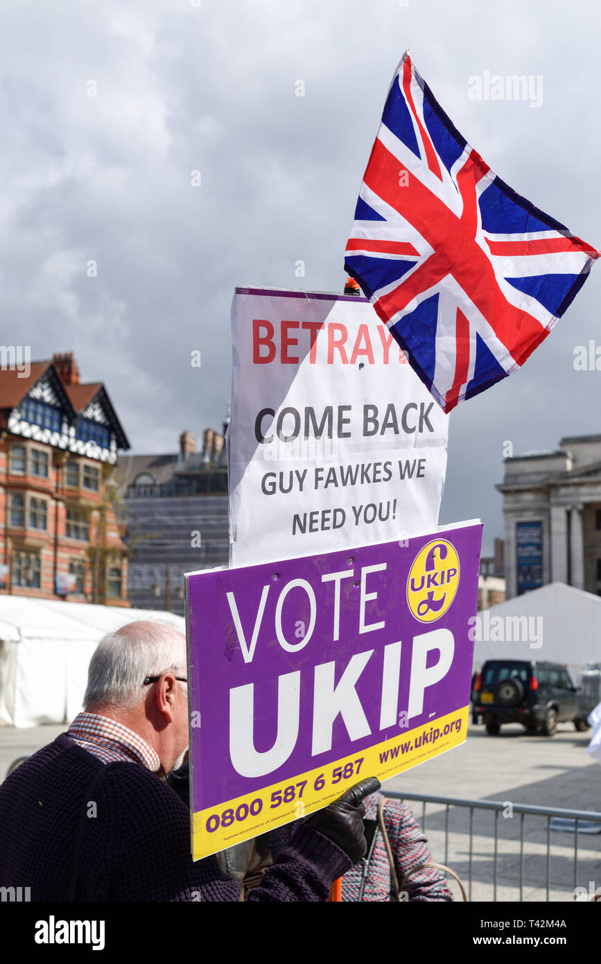 Nottingham, UK, 13. April 2019. März 4 Demokratie durch die Schulabgänger von Nottingham Group organisiert fand heute mit Jonathan Farren MDEP und Mitglied von Nigel Farage Brexit Partei führt die Reden auf dem Alten Markt in der Stadt. Credit: Ian Francis/Alamy leben Nachrichten Stockfoto