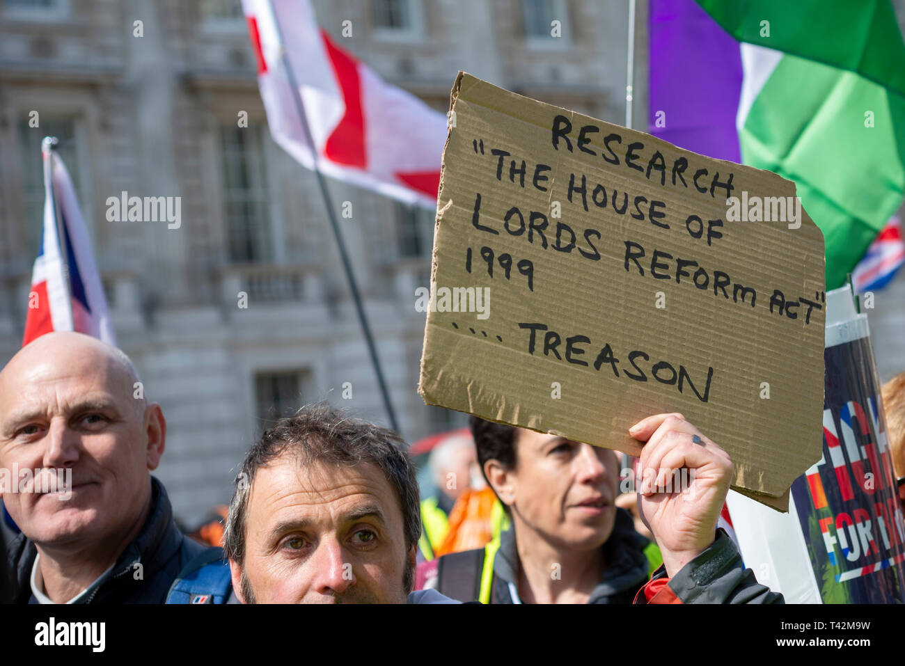 Großer Protest zugunsten eines "No Deal" Brexit, gelbe Weste Protesters haben außerhalb der Downing Street versammelt, um gegen Mangel der britischen Regierung Fortschritte bei Verlassen der Europäischen Union zu demonstrieren Stockfoto