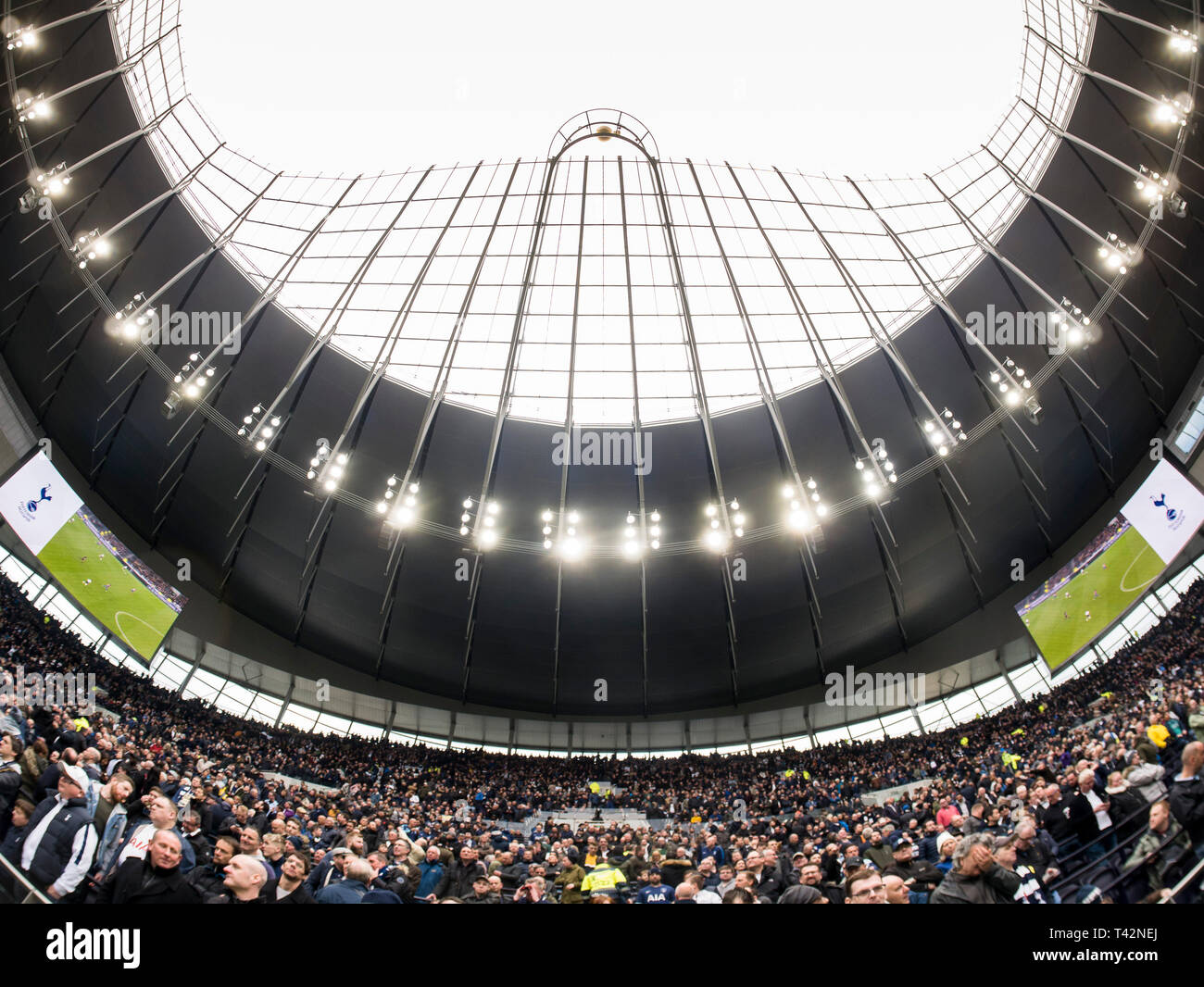 London, Großbritannien. 13. April 2019. Ein Blick auf neue Tottenham Stadion während der Premier League Match zwischen den Tottenham Hotspur und Huddersfield Town an der Tottenham Hotspur Stadion, London, England am 13. April 2019. Foto von Adamo di Loreto. Nur die redaktionelle Nutzung, eine Lizenz für die gewerbliche Nutzung erforderlich. Keine Verwendung in Wetten, Spiele oder einer einzelnen Verein/Liga/player Publikationen. Credit: UK Sport Pics Ltd/Alamy leben Nachrichten Stockfoto