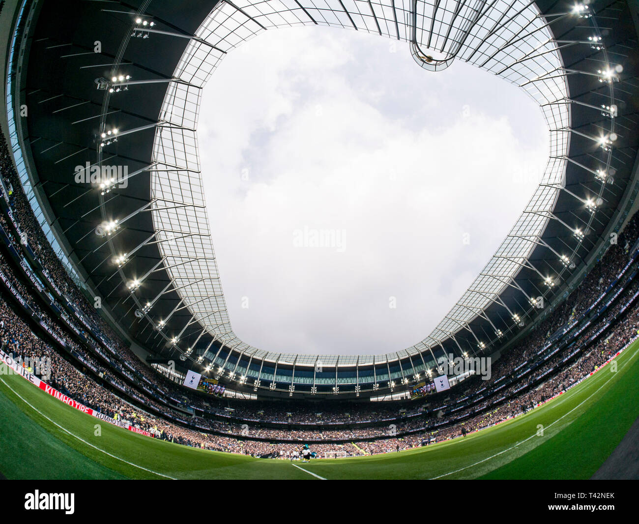 London, Großbritannien. 13. April 2019. Ein Blick auf neue Tottenham Stadion während der Premier League Match zwischen den Tottenham Hotspur und Huddersfield Town an der Tottenham Hotspur Stadion, London, England am 13. April 2019. Foto von Adamo di Loreto. Nur die redaktionelle Nutzung, eine Lizenz für die gewerbliche Nutzung erforderlich. Keine Verwendung in Wetten, Spiele oder einer einzelnen Verein/Liga/player Publikationen. Credit: UK Sport Pics Ltd/Alamy leben Nachrichten Stockfoto