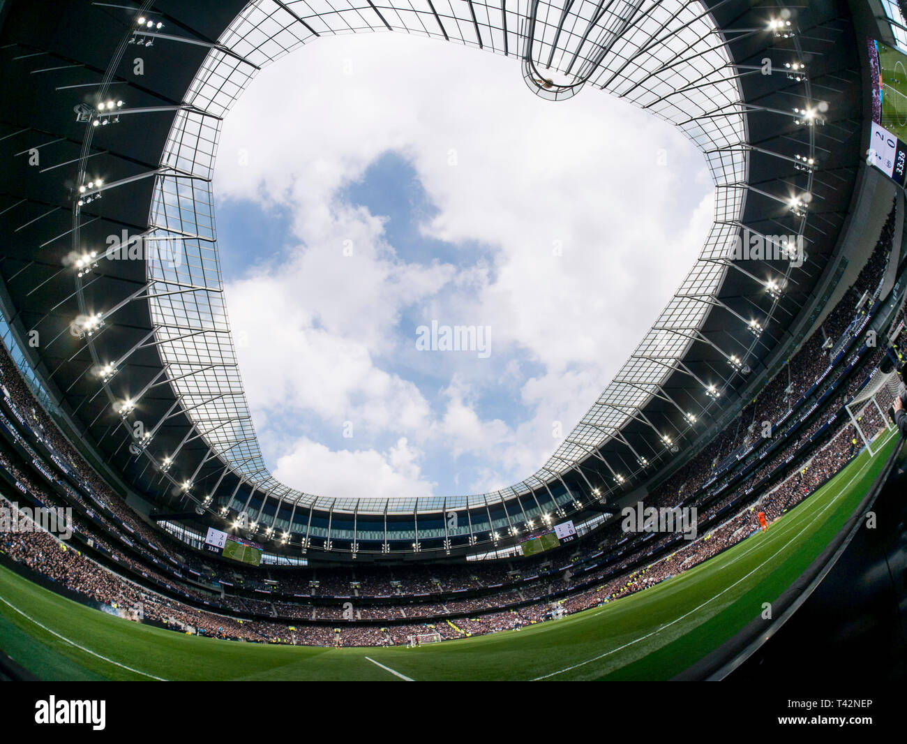 London, Großbritannien. 13. April 2019. Ein Blick auf neue Tottenham Stadion während der Premier League Match zwischen den Tottenham Hotspur und Huddersfield Town an der Tottenham Hotspur Stadion, London, England am 13. April 2019. Foto von Adamo di Loreto. Nur die redaktionelle Nutzung, eine Lizenz für die gewerbliche Nutzung erforderlich. Keine Verwendung in Wetten, Spiele oder einer einzelnen Verein/Liga/player Publikationen. Credit: UK Sport Pics Ltd/Alamy leben Nachrichten Stockfoto