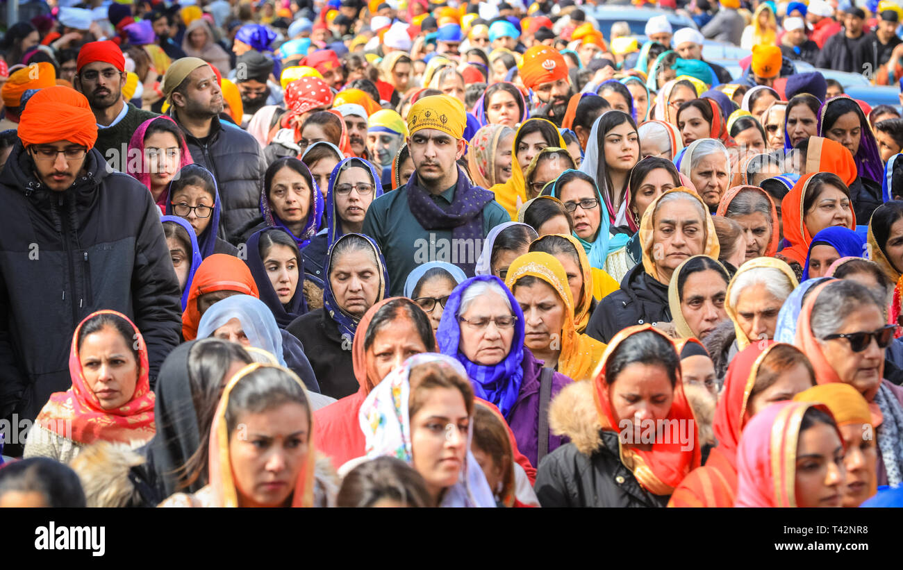 Gravesend, Kent, UK, 13. April 2019. Tausende von Zuschauern und religiösen Besucher säumen die Straßen von Gravesend in Kent zu beobachten und in der jährlichen Vaisakhi Prozession teilnehmen. Vaisakhi wird durch die Sikh Gemeinschaft feierte auf der ganzen Welt. Credit: Imageplotter/Alamy leben Nachrichten Stockfoto