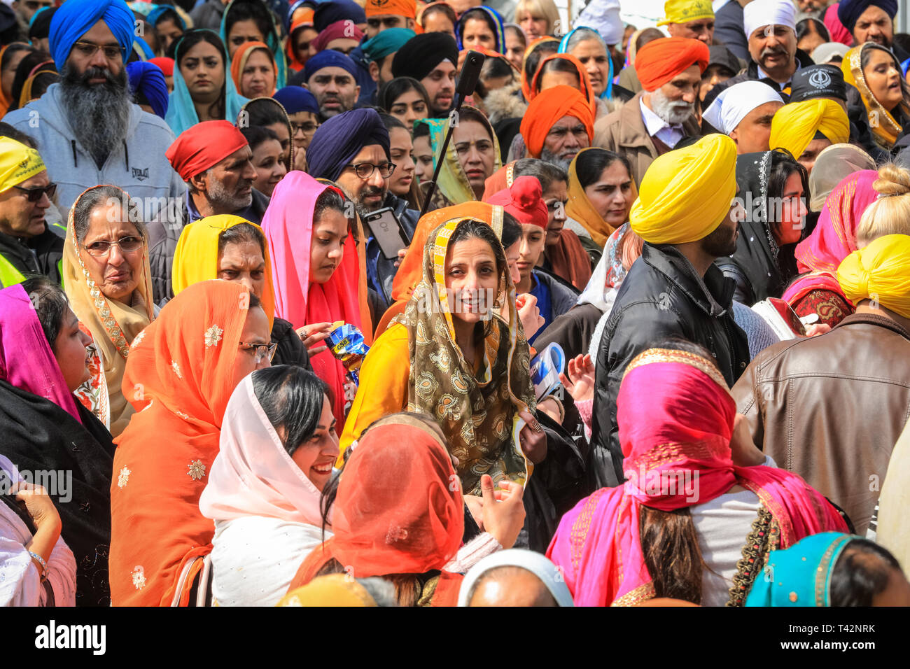 Gravesend, Kent, UK, 13. April 2019. Tausende von Zuschauern und religiösen Besucher säumen die Straßen von Gravesend in Kent zu beobachten und in der jährlichen Vaisakhi Prozession teilnehmen. Vaisakhi wird durch die Sikh Gemeinschaft feierte auf der ganzen Welt. Stockfoto