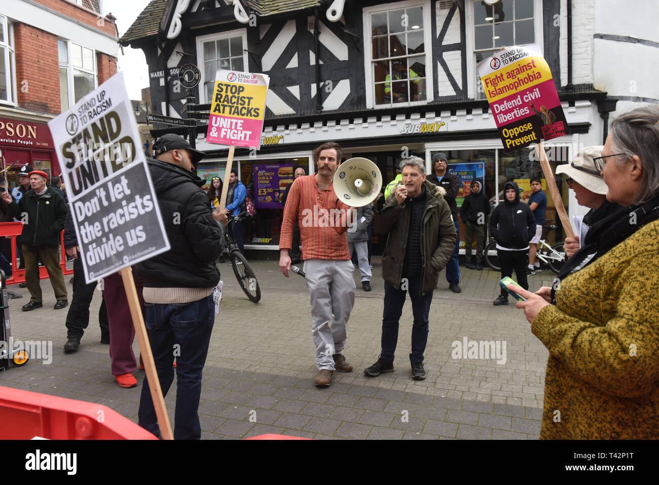 Wellington, Telford, Shropshire, Großbritannien, 13. April 2019. Ein antirassistischer Gegenprotestierer, der sich dem marsch der englischen Verteidigungsliga in Wellington, Shropshire, gegenübersieht. Bild von DAVID BAGNALL Stockfoto