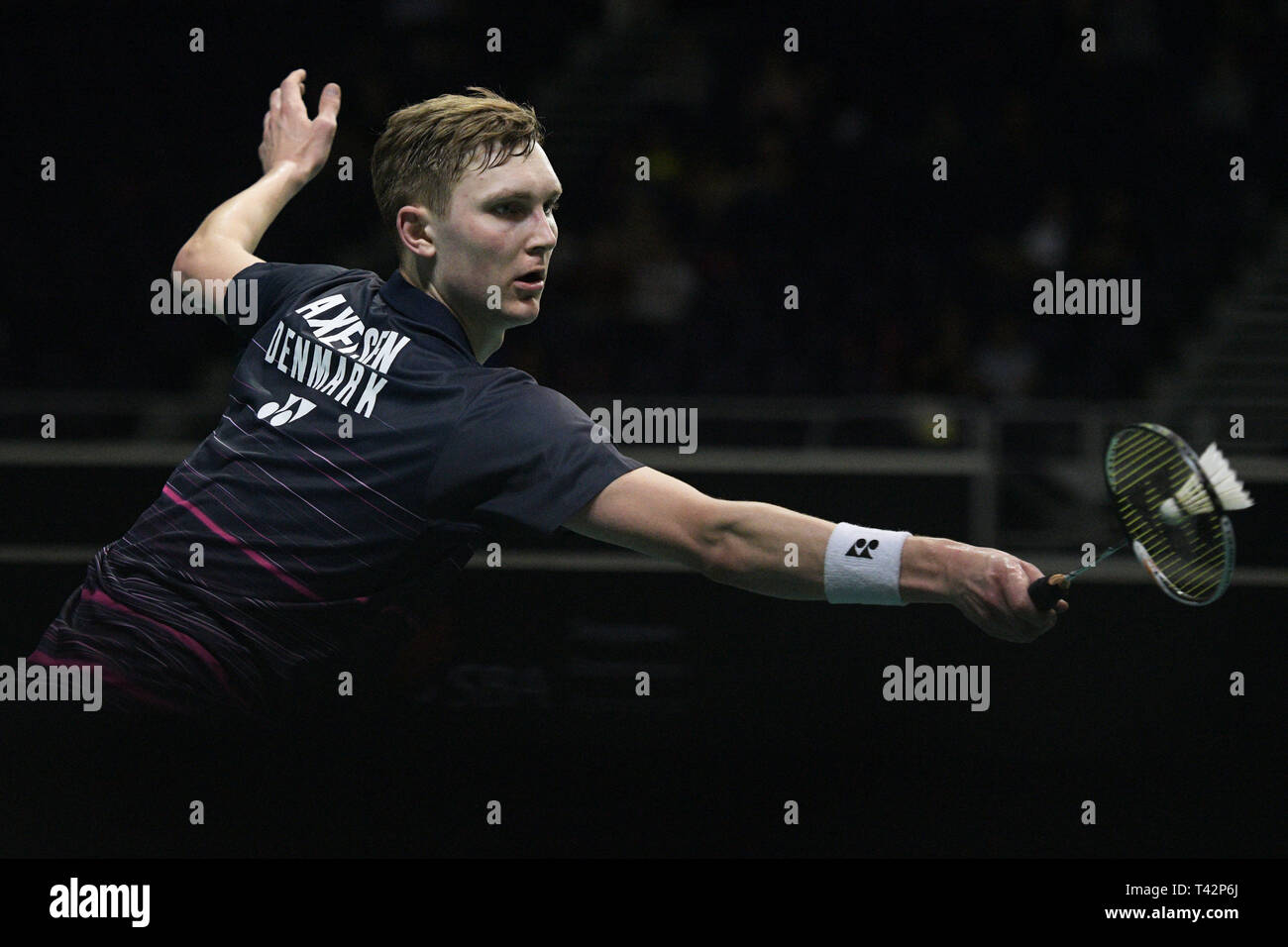 Singapur. 13 Apr, 2019. Viktor Axelsen Dänemark konkurriert bei der Men's singles Halbfinale Übereinstimmung zwischen Momota Kento von Japan und Viktor Axelsen Dänemarks an der Singapur Badminton Open im Singapur Indoor Stadium am 13.April 2019 statt. Credit: Dann Chih Wey/Xinhua/Alamy leben Nachrichten Stockfoto