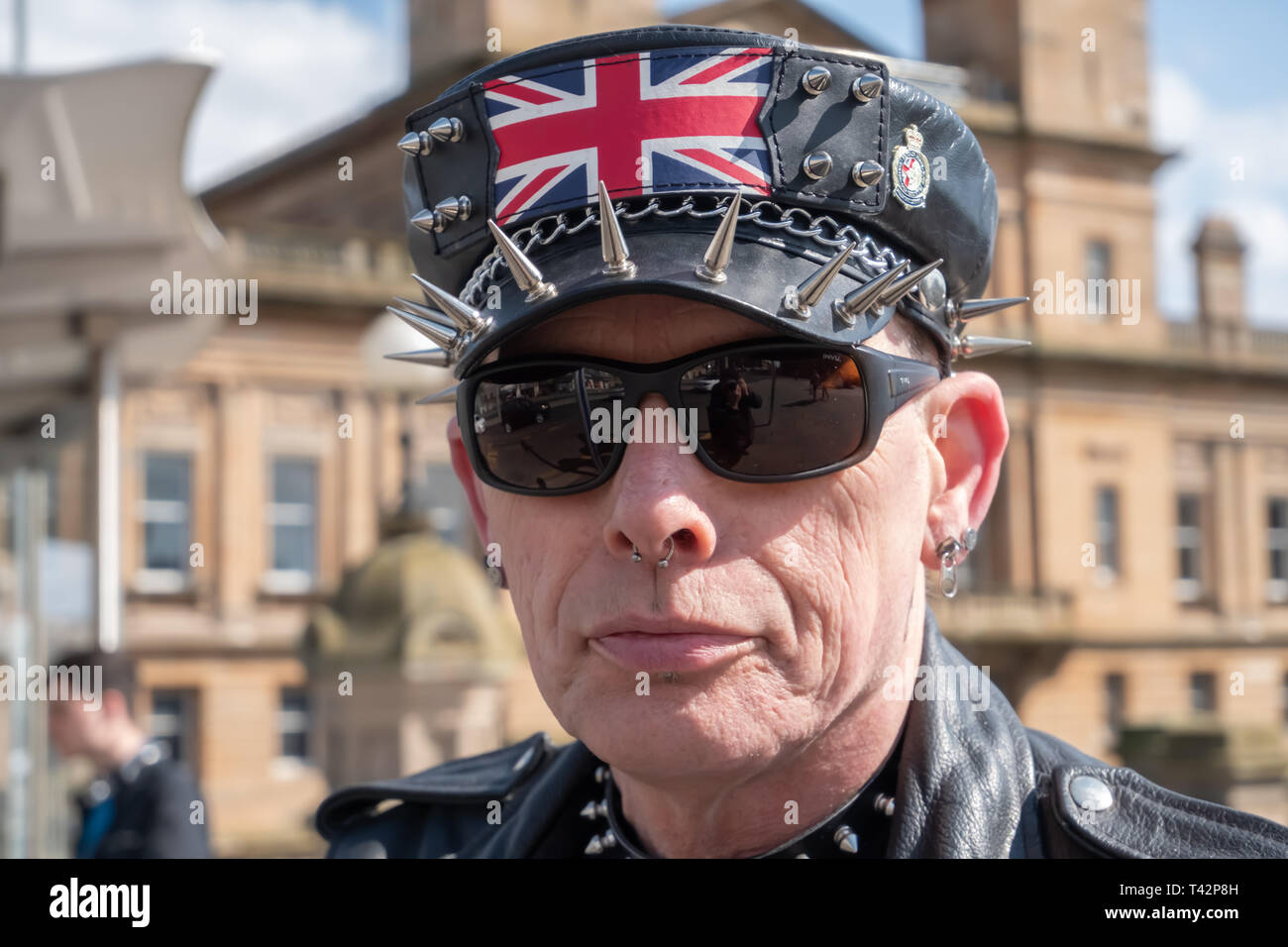 Paisley, Schottland, Großbritannien. 13. April 2019. UK Wetter. Ein Porträt von einem Mann mit einer sehr markanten Look namens Wullie, ursprünglich aus Glasgow nun aber bleiben in Johnstone, geniessen Sie einen sonnigen Tag in Paisley Zentrum. Credit: Skully/Alamy leben Nachrichten Stockfoto