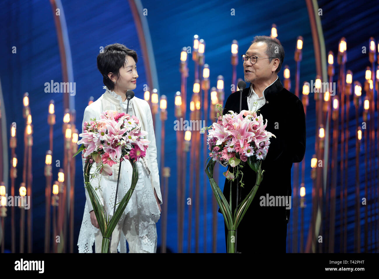 Peking, China. 13 Apr, 2019. Schauspielerin Zhou Dongyu (L) und Schauspieler Fan Wei nehmen an der Eröffnung des neunten Beijing International Film Festival in Peking, der Hauptstadt von China, 13. April 2019. Credit: Cai Yang/Xinhua/Alamy leben Nachrichten Stockfoto