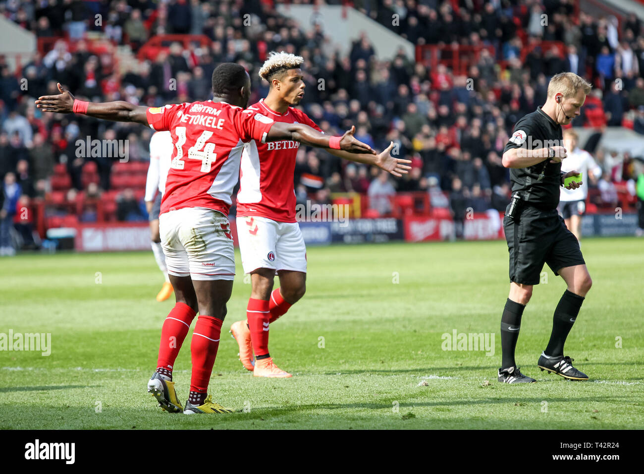 Das Tal, London, England. 13. April 2019. Luton Town Torwart James Shea nimmt Igor Vetokele von Charlton Athletic und erhält nur eine gelbe Karte, die mit dem Charlton Spieler nicht während der efl Sky Bet Liga 1 Übereinstimmung zwischen Charlton Athletic und Luton Town im Valley, London, England glücklich sind, die am 13. April 2019. Foto von Ken Funken. Nur die redaktionelle Nutzung, eine Lizenz für die gewerbliche Nutzung erforderlich. Keine Verwendung in Wetten, Spiele oder einer einzelnen Verein/Liga/player Publikationen. Stockfoto