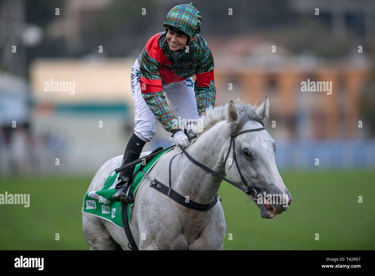 Sydney, USA. 13 Apr, 2019. ROYAL RANDWICK, SYDNEY''""" APRIL 13: White Moss, geritten von Kathy O'Hara gewinnt die Registerkarte Sapphire Stangen am zweiten Tag der Meisterschaften bei Royal Randwick Racecourse in Sydney. Michael Sportswire McInally/Eclipse/CSM/Alamy leben Nachrichten Stockfoto