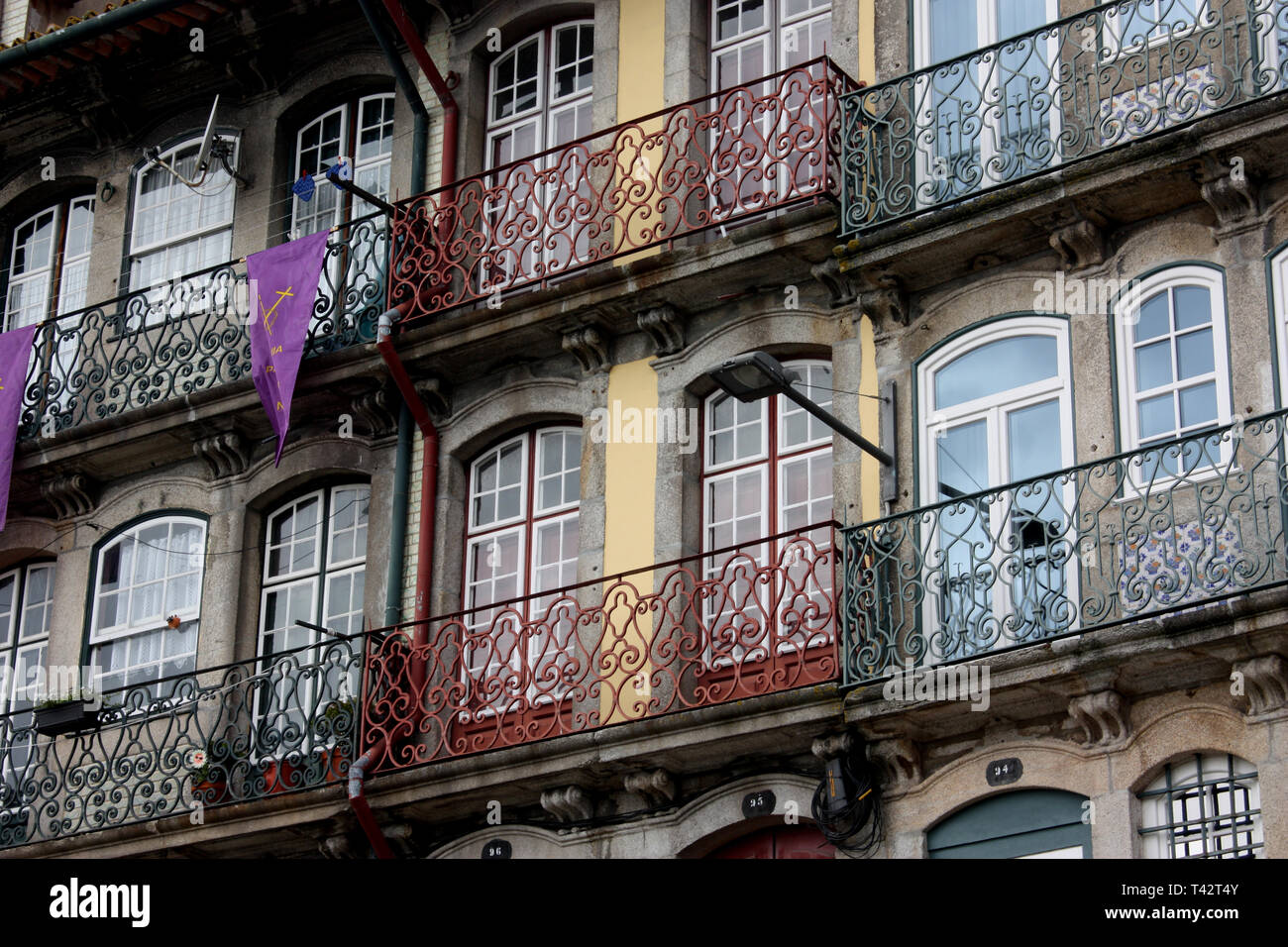 Porto, Portugal - Balkone mit Blick auf den Douro in Porto im Stadtteil Ribeira. Stockfoto