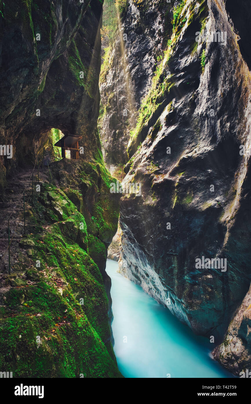 Lange Belichtung Foto der Schlucht in Slowenien mit Lichtstrahlen Stockfoto