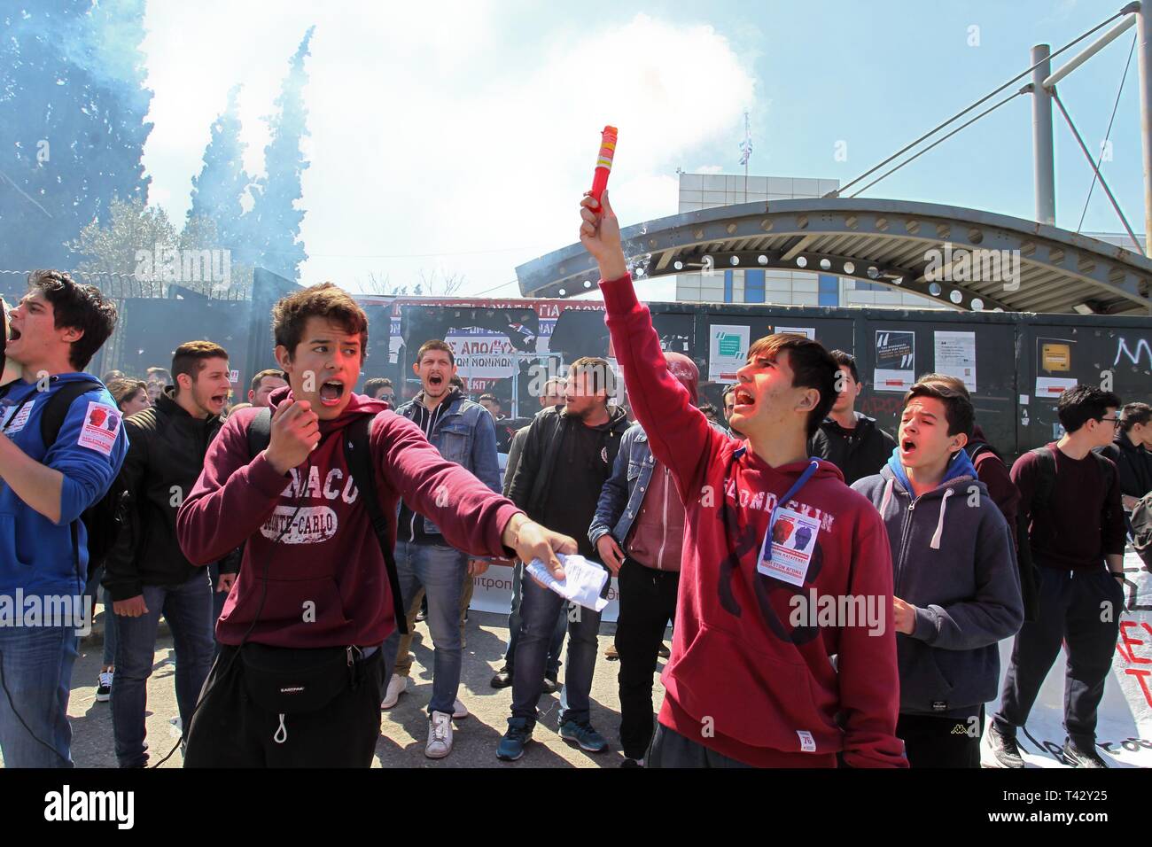 High School Studenten protestieren gegen den neuen Entwurf eines Gesetzes über die Änderung der Zulassung zu Prüfungen an der Universität, außerhalb des Ministeriums für Bildung. Stockfoto