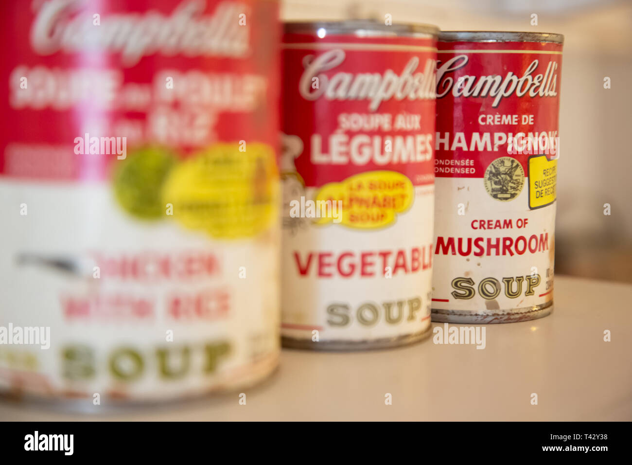Mehrere vintage Campbell Soup Labels und Dosen Stockfoto