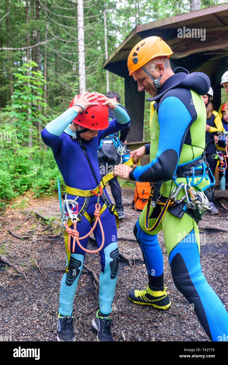 Canyoning Guide überprüfen der Geräte Stockfoto