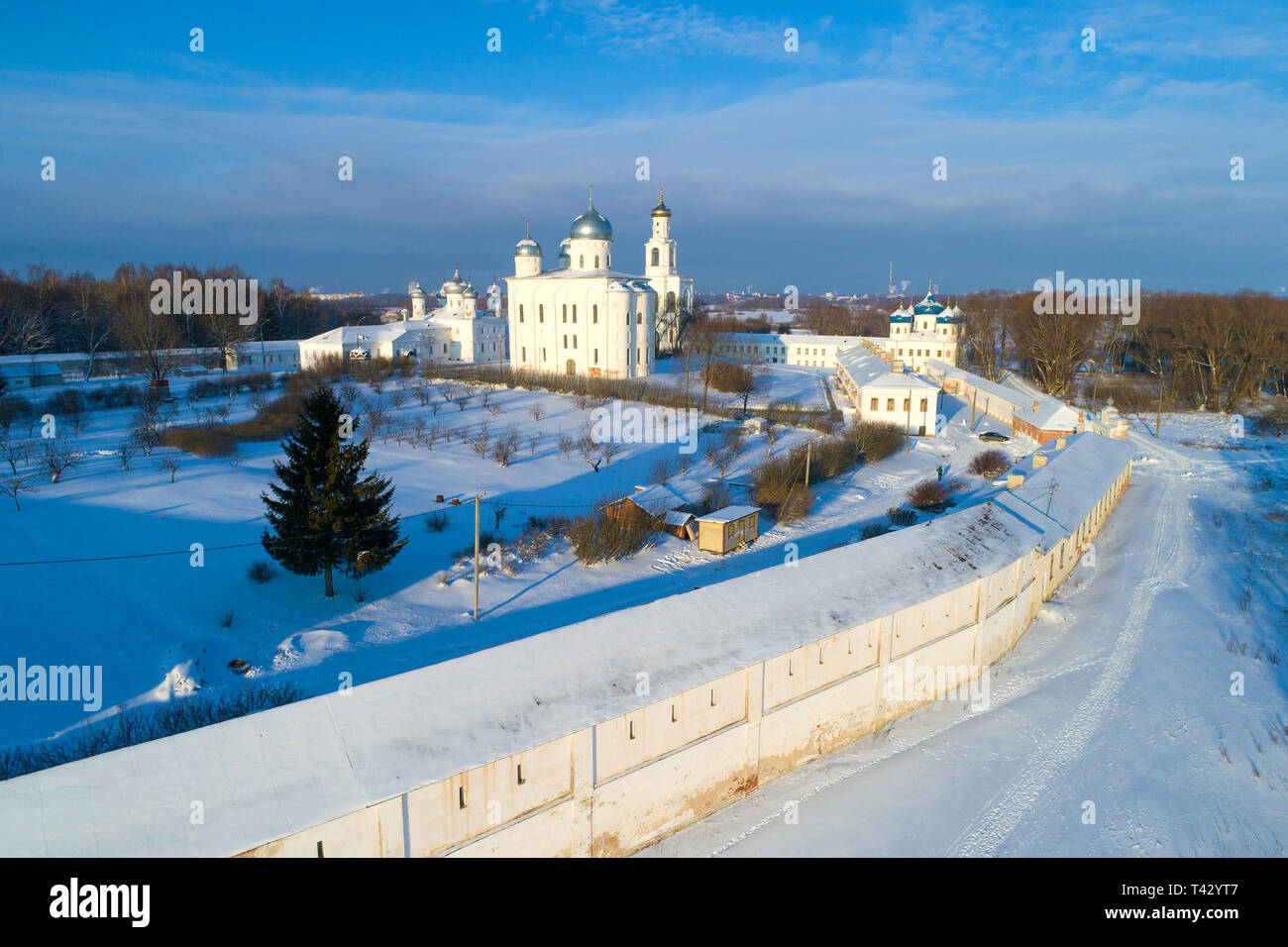 Alte St. Georg Kloster auf einem eisigen Januar Tag (Luftaufnahmen). In Weliki Nowgorod, Russland Stockfoto