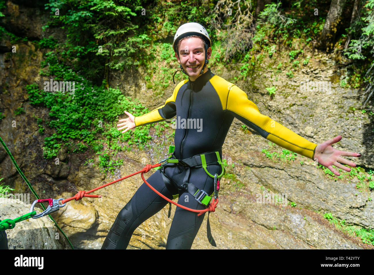 Canyoning - Jugendlicher Spaß beim Abseilen hat Stockfoto