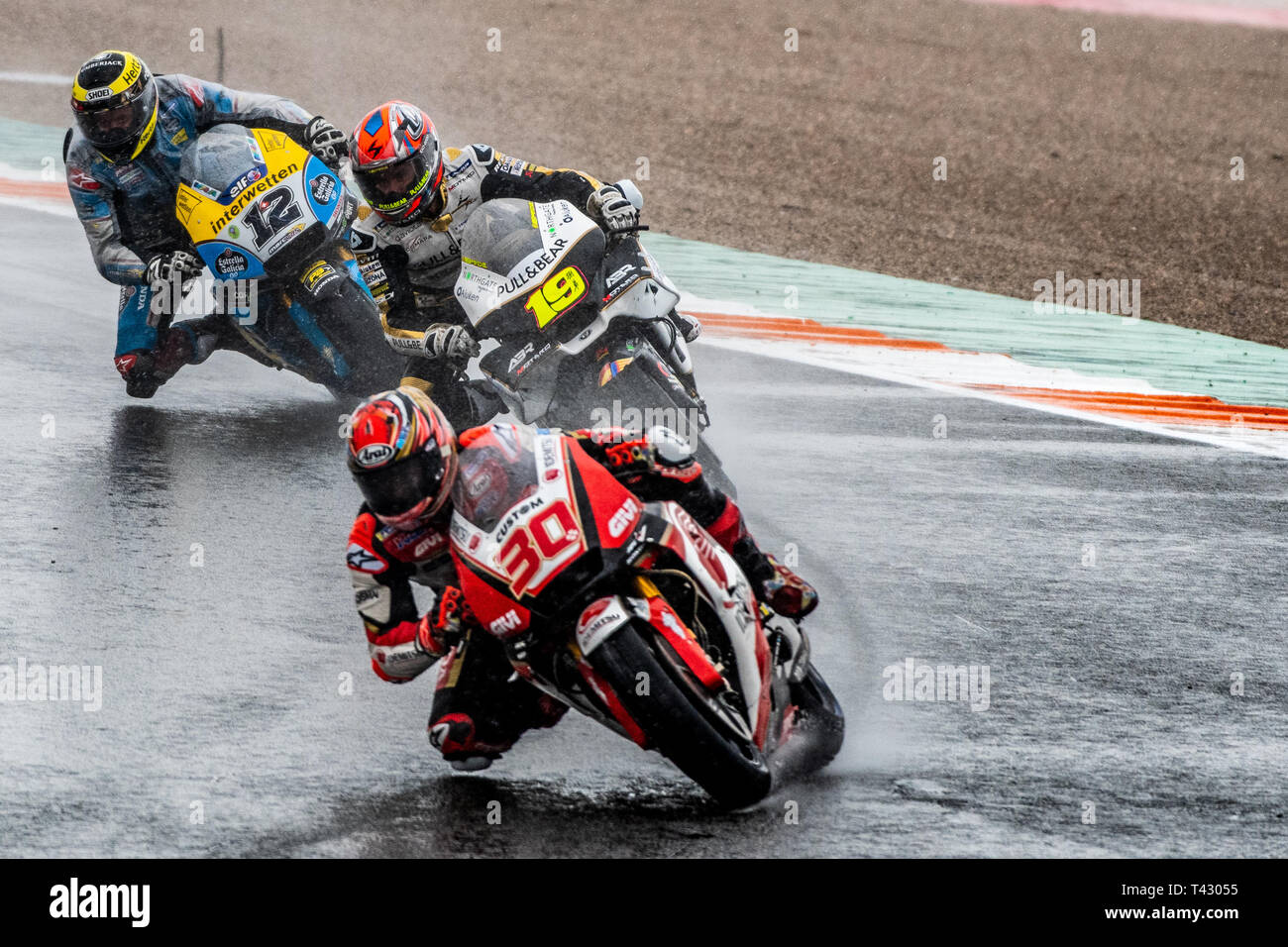 Valencia/Spanien - 11/18/2018 - #19 Alvaro Bautista (SPA) und #12 Thomas Luthi (CH) kämpfen um Position hinter #30 Takaaki Nakagami (JPN) während des V Stockfoto