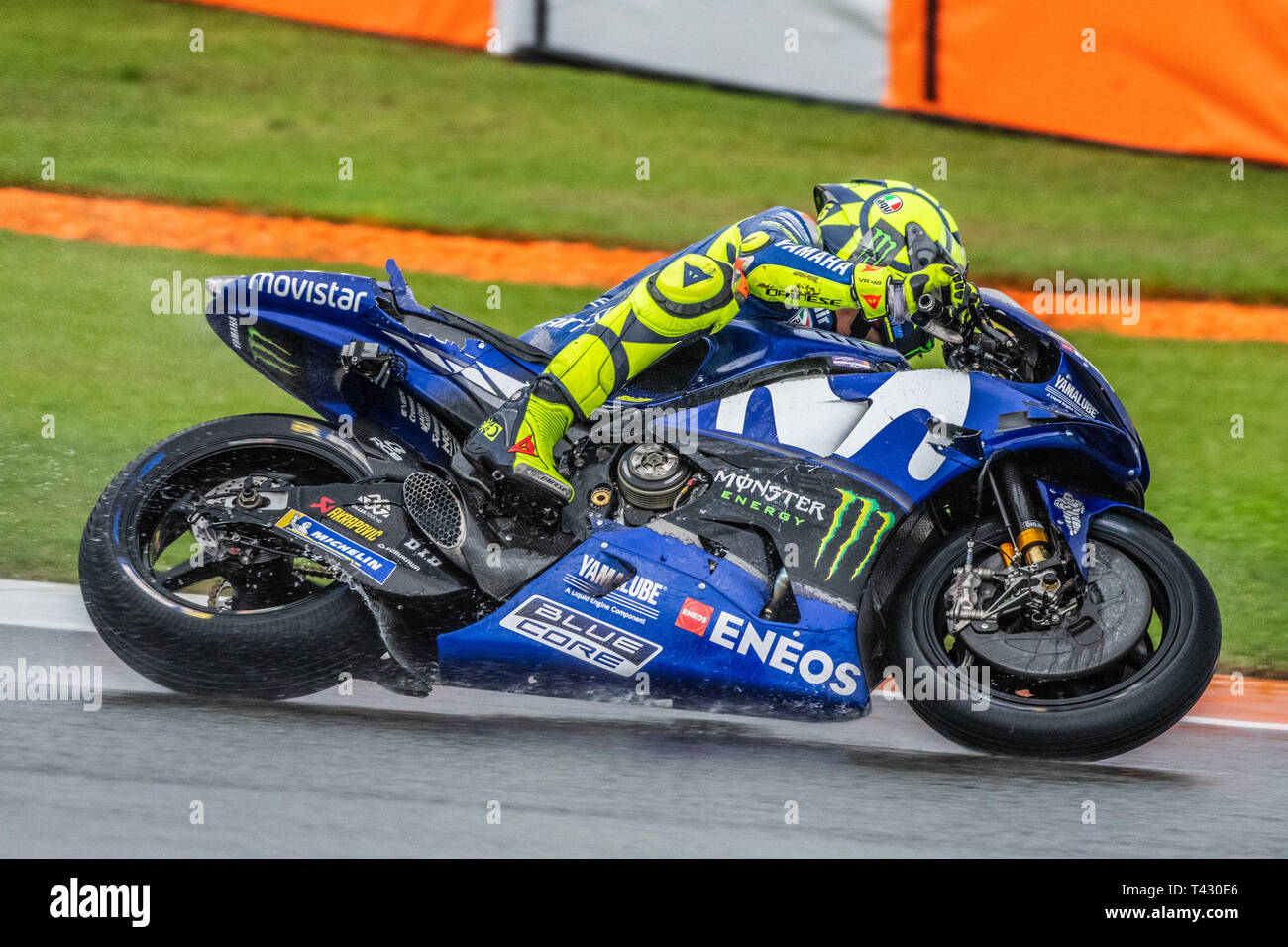 Valencia/Spanien - 11/18/2018 - #46 Valentino Rossi (ITA, Yamaha) auf seinem beschädigten M1 Bike nach Absturz beim Jagen #04 Andrea Dovizioso für die Leitung Stockfoto