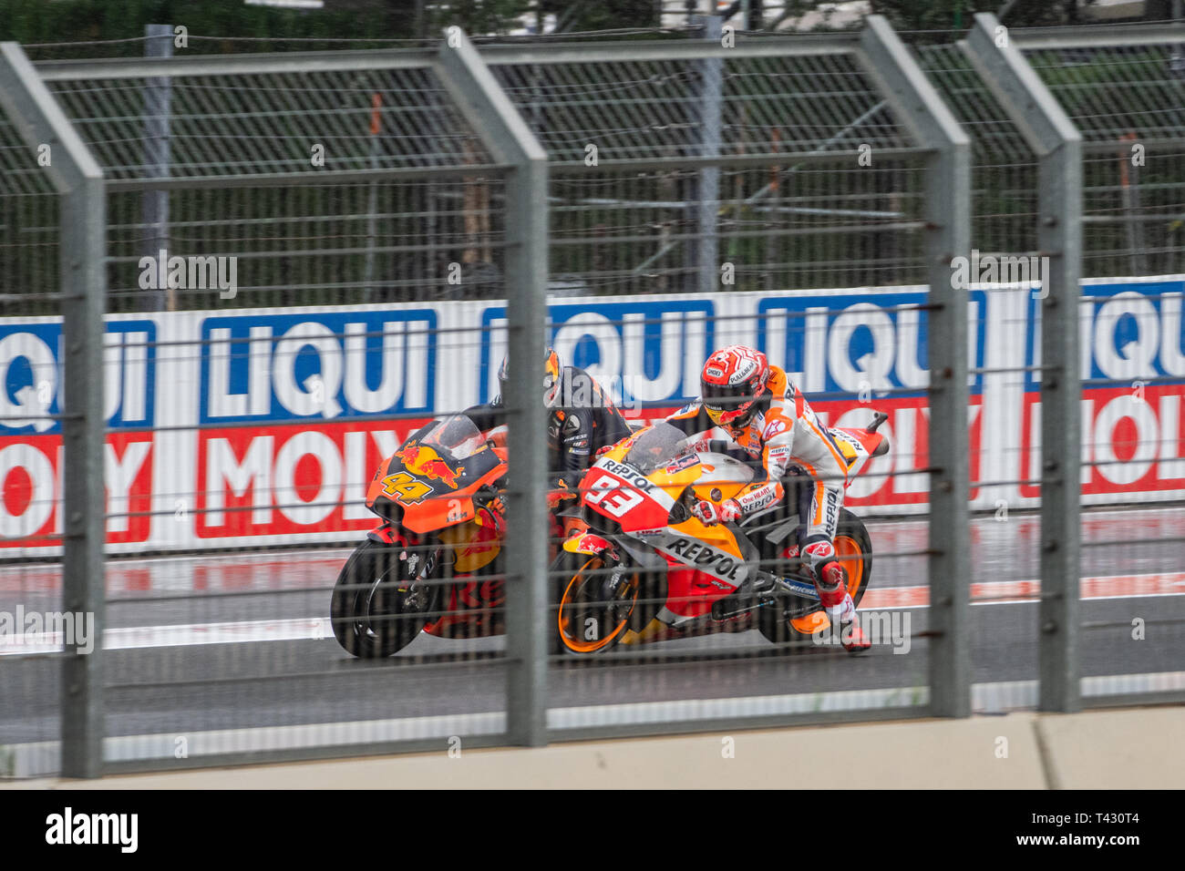 Valencia/Spanien - 11/18/2018 - #93 Marc Marquez überholen #44 Pol Espargaro während der Valencia GP Stockfoto