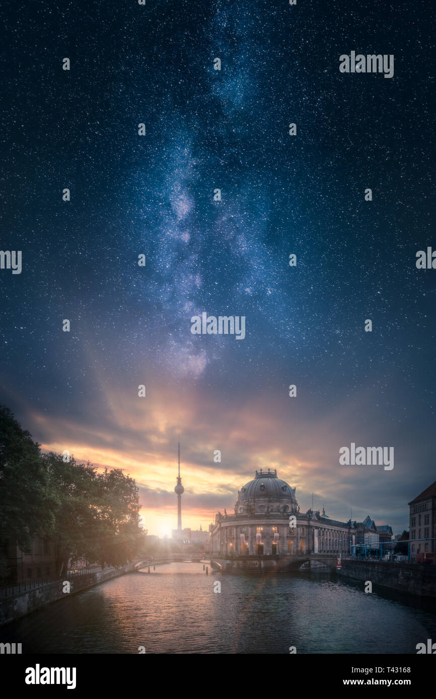 Dramatischer sonnenaufgang Bild der Berliner Skyline in Deutschland mit schönen Milchstraße am Himmel Stockfoto
