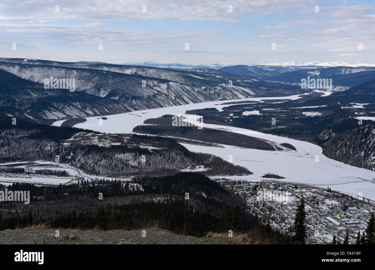 Blick auf Dawson City und den Yukon River von der Midnight Dome Aussichtspunkt, Yukon, Kanada Stockfoto