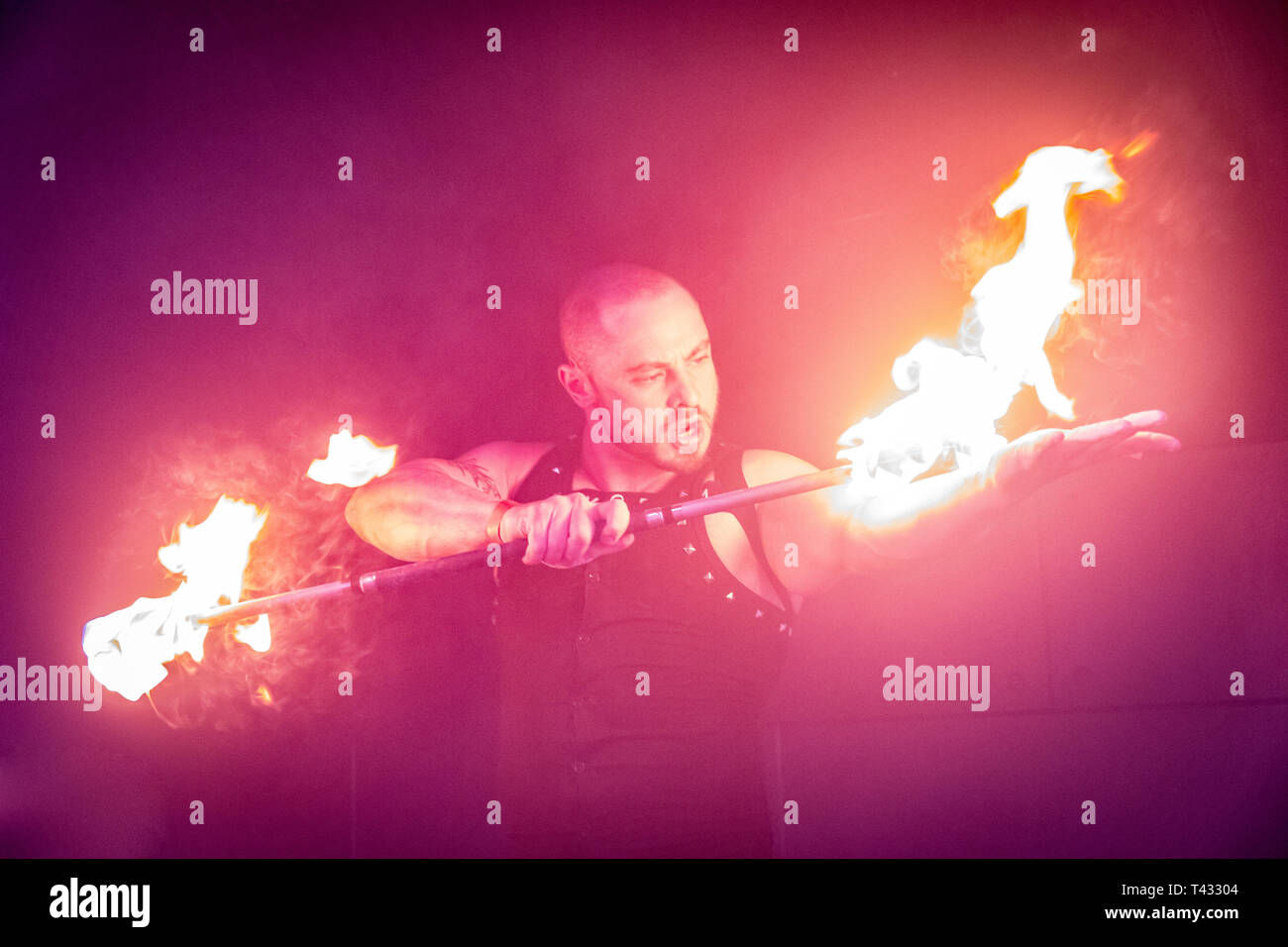 Schauspieler Spielen mit Feuer Stockfoto