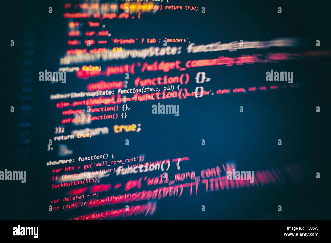 Laufenden Computer Daten/WWW-Programmierung. Codierung script Text auf dem Bildschirm. Notebook closeup Foto. Stockfoto