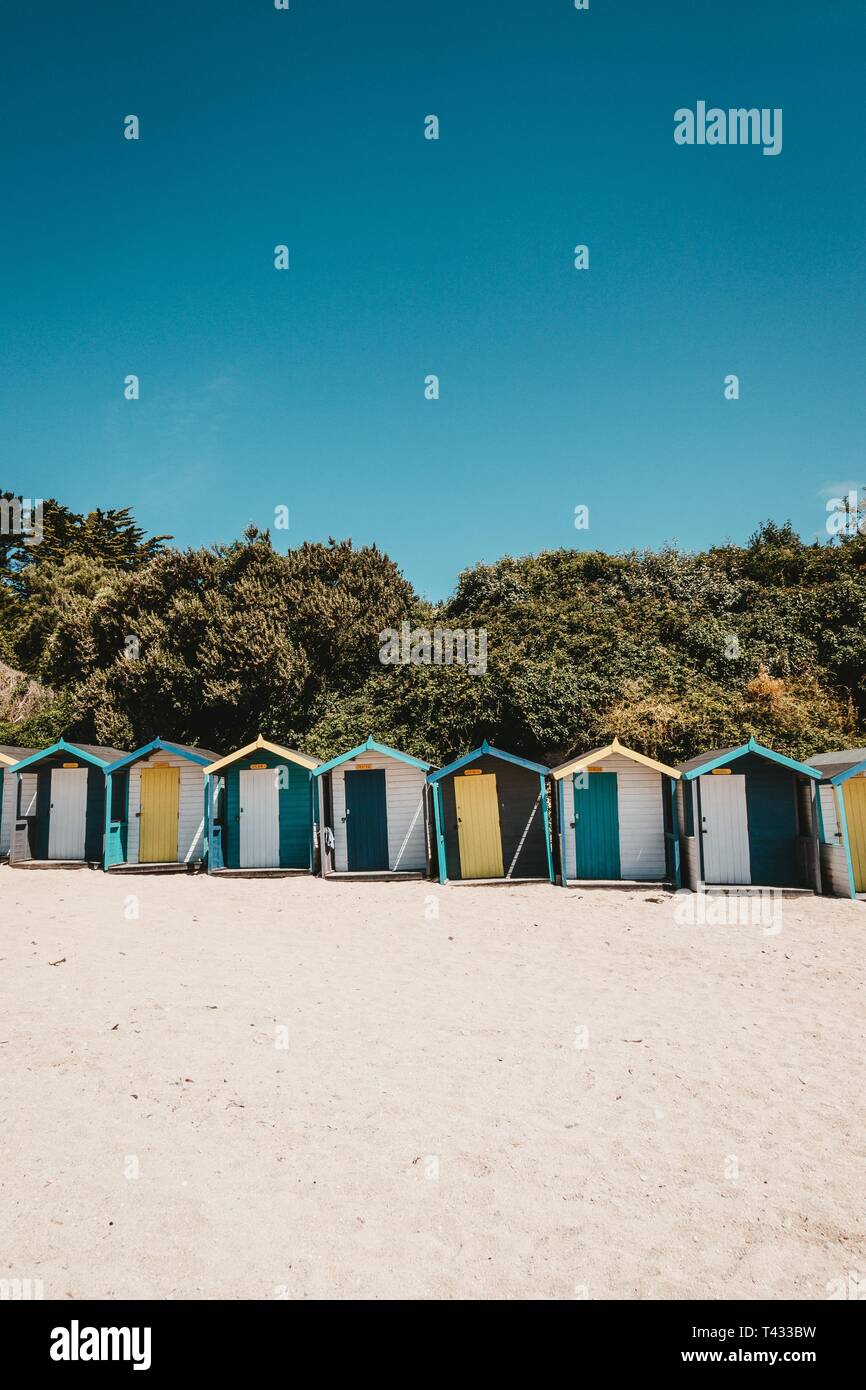 Eine Reihe von Strandhütten im Swanpool Beach, Falmouth, Cornwall Stockfoto