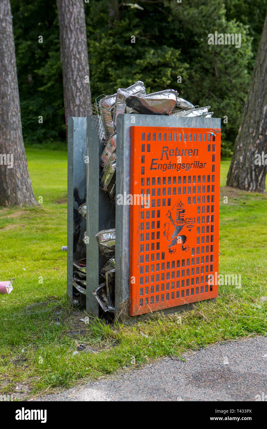 Halter für Einweg Grills verwendet. Slottsskogen, Göteborg, Schweden. Stockfoto