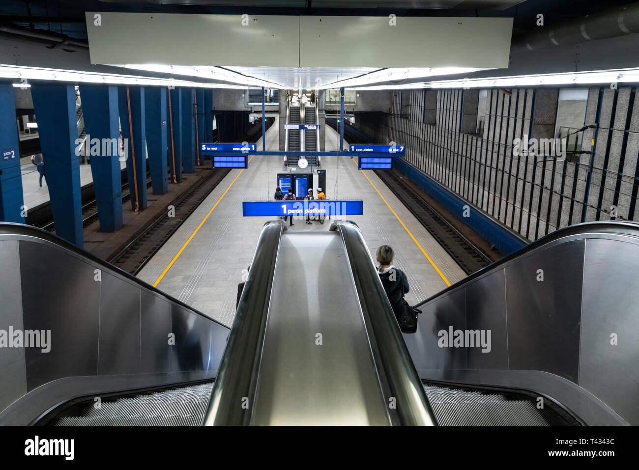 Warschau, Polen. April, 2019. Blick auf den Bahnsteigen der zentralen Warschauer Bahnhof Stockfoto