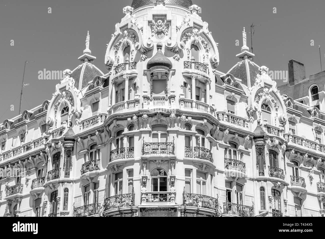 Wunderschöne Jugendstilgebäude Haus der Gallardo oder Casa Gallardo. In der Calle Ferraz Street und Plaza de Espana Square Kreuzung in Madrid, Spanien. Stockfoto